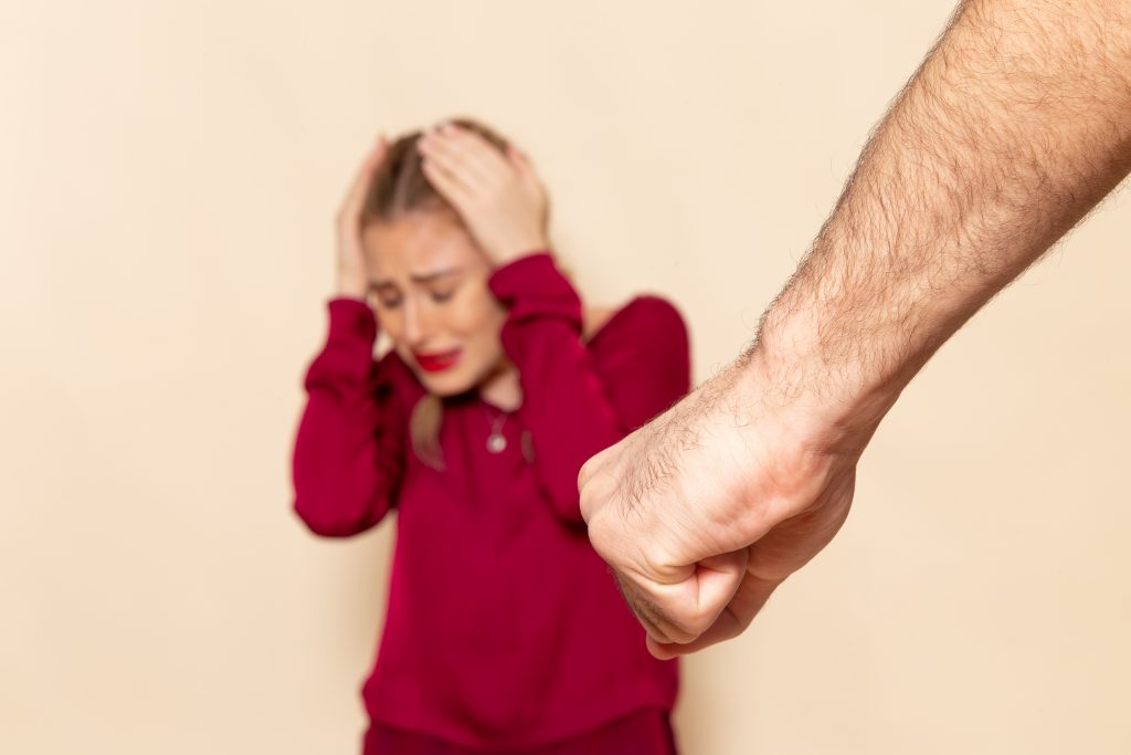 Mujer víctima de violencia de pareja en consulta online con Ana Serrano Psicóloga