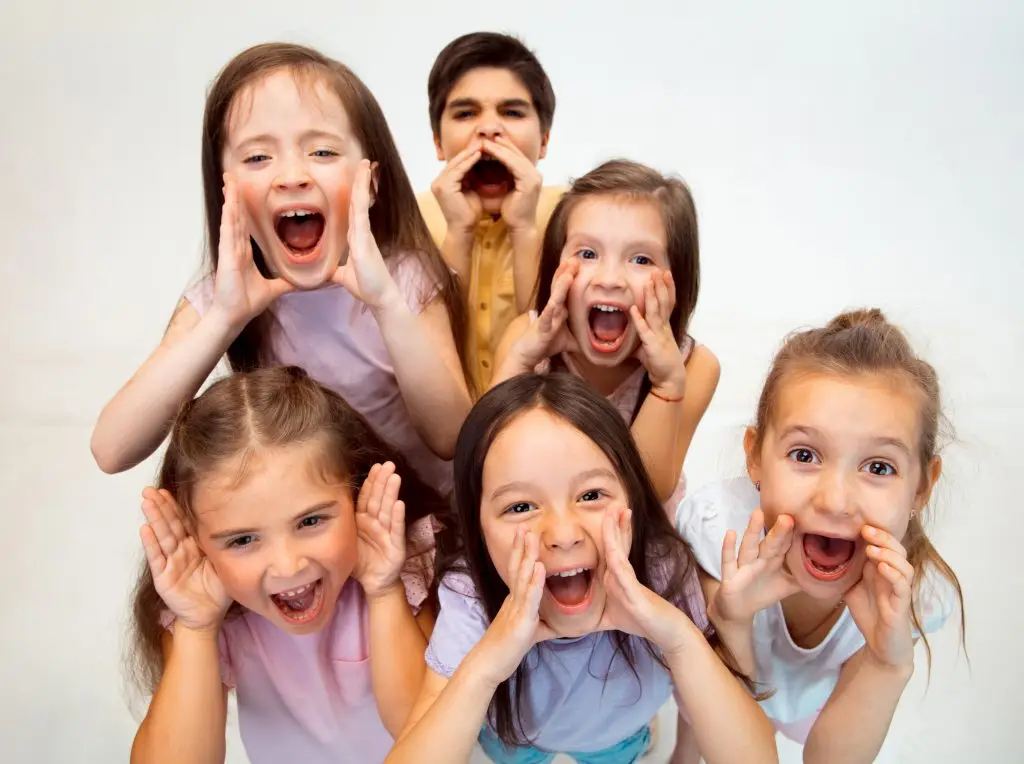 Niños expresando emociones intensas, gestión emocional en la infancia con Ana Serrano Psicóloga.
