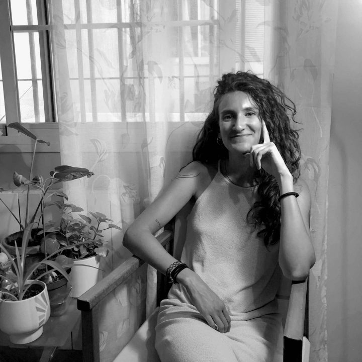 Ana Serrano sentada en su espacio terapéutico. Psicóloga especializada en trauma y terapia online en España